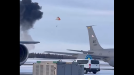 Detik-detik jatuhnya pesawat teracnggih Amerika Serikat F-35 A seharga Rp 1,23 triliun jatuh di bandara Eilson, Alaska, Selasa 28 Januair 2025. Tangkap layar video instagram@balichannel.tech