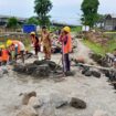 Foto:Istimewa
Pekerja tengah meneruskan pembangunan TPT di rest area Bumdes Pranti.