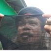 Pemimpin An-Nadzir di Gowa, Samiruddin Pademmui, menunjukkan bagaimana kain tipis berwarna hitam itu digunakan untuk memantau bayangan bulan