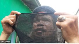 Pemimpin An-Nadzir di Gowa, Samiruddin Pademmui, menunjukkan bagaimana kain tipis berwarna hitam itu digunakan untuk memantau bayangan bulan