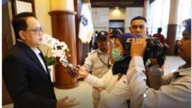 Adhy Karyono Penjabat (Pj) Gubernur Jawa Timur, saat diwawancara wartawan.  Foto; Humas Pemrov Jatim.