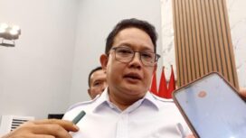 Pj Gubernur Jatim Adhy Karyono ditemui usai menghadiri kegiatan di Blitar (Foto: Fima Purwanti/detikJatim)