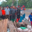 PJ Bupati Jombang Teguh Narutomo melakukan peninjauan langsung tanggul yang longsor di DAM Balongsono ,desa Talun Kidul dan Dusun Ngrambe Kendalsari Sumobito, Rabu sore, 29 Januari 2025. tangkap layar video instagram@jombanginformasi_
