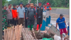 PJ Bupati Jombang Teguh Narutomo melakukan peninjauan langsung tanggul yang longsor di DAM Balongsono ,desa Talun Kidul dan Dusun Ngrambe Kendalsari Sumobito, Rabu sore, 29 Januari 2025. tangkap layar video instagram@jombanginformasi_
