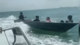 Inilah video yang beredar saat lima orang pekerja migran Indonesia sedang dikejar oleh Agensi Penguatkuasaan Maritim Malaysia (APMM). Mereka kemudian ditembaki, pada hari Jumat 24 Januari 2025. Instagram@TvOne
