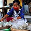 Pedagang pentol bakso beralih daging impor