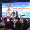 Foto: Istimewa
Anggota kelompok usaha peternakan Puyuh Andalas, Muhammad Ikhsan memberi pakan burung puyuh di Gampong Lampaya, Lhoknga, Aceh Besar.