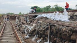 Tergerus air rel menggantung/Ist