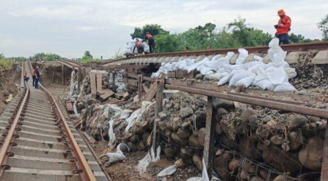 
					Tergerus air rel menggantung/Ist
