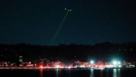 Helikopter SAR saat menyisir Sungai Potomac mencari korban/Getty