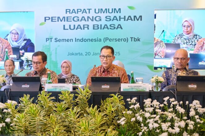 
					Foto: Istimewa
Komisaris Utama merangkap Komisaris Independen SIG, Budi Waseso (kanan) dan Direktur Utama SIG, Donny Arsal pada Rapat Umum Pemegang Saham Luar Biasa (RUPSLB) Tahun 2025 di Jakarta