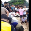 Suasana saat siswa SMPN 7 Mojokerto yang berhasil dievakuasi dari ombak pantai Drini, Gunungkidul, Yogyakarta, Selasa, 28 Januari 2025. Tangkap layar video instagram@pantaujogjakarta