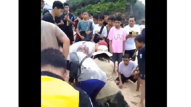 Suasana saat siswa SMPN 7 Mojokerto yang berhasil dievakuasi dari ombak pantai Drini, Gunungkidul, Yogyakarta, Selasa, 28 Januari 2025. Tangkap layar video instagram@pantaujogjakarta