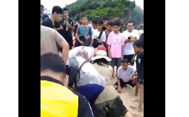 
					Suasana saat siswa SMPN 7 Mojokerto yang berhasil dievakuasi dari ombak pantai Drini, Gunungkidul, Yogyakarta, Selasa, 28 Januari 2025. Tangkap layar video instagram@pantaujogjakarta