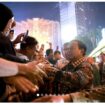 Presiden Prabowo tengah menyalami warga Jakarta saat perayaam Tahun Baru 2025, di Jakarta. Instagram@prabowo