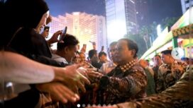 Presiden Prabowo tengah menyalami warga Jakarta saat perayaam Tahun Baru 2025, di Jakarta. Instagram@prabowo