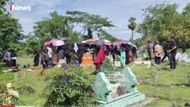 Suasana pemakaman pengacara Rudi S. Gani. Dia tewas seketika ditembak oleh sniper, saat berada dirumahnya merayakan tutup tahun 2024. Tangkap layar video youtube@ iNews