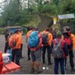 Tim SAR Bali bersama 23 personel pemandu lokal, di Karangasem, bergerak mencari keberadaan Kyung Dam Oh, 31, warga Korsel yang dilaporkan hilang di Gunung Agung, sejak 1 Januari 2025. Instagram@basarnas_bali