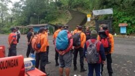 Tim SAR Bali bersama 23 personel pemandu lokal, di Karangasem, bergerak mencari keberadaan Kyung Dam Oh, 31, warga Korsel yang dilaporkan hilang di Gunung Agung, sejak 1 Januari 2025. Instagram@basarnas_bali