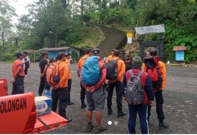 
					Tim SAR Bali bersama 23 personel pemandu lokal, di Karangasem, bergerak mencari keberadaan Kyung Dam Oh, 31, warga Korsel yang dilaporkan hilang di Gunung Agung, sejak 1 Januari 2025. Instagram@basarnas_bali