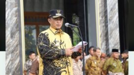 Pj Bupati Jombang, Teguh Narutomo saat pimpin upacara perdana masuk tahun baru 2025, Kamis 2 Januari 2025. Foto: Jombangkab.go.id