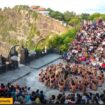Tari Kecak suguhan utama menyambut tamu di Bali. Instagram@seasia.news