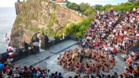 Tari Kecak suguhan utama menyambut tamu di Bali. Instagram@seasia.news