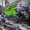 Saking kerasnya benturan, helm pemotor nyangkut di atas kaca tronton. Sementara, motor di bawah ban depan truk. Sedangkan korban di depan truk. Instagram@bangkalanterkini. 