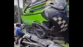 Saking kerasnya benturan, helm pemotor nyangkut di atas kaca tronton. Sementara, motor di bawah ban depan truk. Sedangkan korban di depan truk. Instagram@bangkalanterkini. 