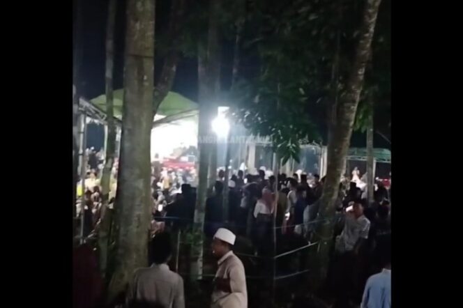 
					Ratusan warga turut berpartisipasi menghadiri acara doa 40 hari meninggalnya mahasiswi UTK, Een Jumianti yang dibunuh dan dibakar oleh pacarnya 1 Desember 2024. Tangkap layar video instagram@bangkalanterkini