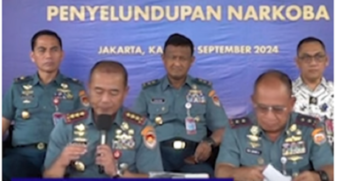 
					Panglima Koarmada RI Laksamana Madya Denih Hendrata memberikan pernyataan resmi terkait kasus penembakan bos rental mobil yang melibatkan tiga oknum anggota TNI AL. tangkap layar video youtube@TNIangkatanlaut