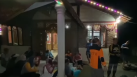 Sebanyak 20 orang rerata berusia di atas 50 tahun tersesat di jurang lereng gunung Wilis, kabupaten Madiun. Setelah berhasil dievakuasi mereka beristirahat di sebuah gereja setempat. Tangkap layar video youtube@TVone