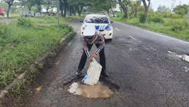 
					Lapor Komandan Menambal Jalan Berlubang di Akses Jalan Suramadu Bangkalan