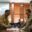 Pj Bupati Jombang Teguh Narutomo melakukan perjanjian kerja dengan seluruh perangkat pejabat di jajaran Pemkab Jombang agar mampu menunjukan hasil kerja yang terbaik di ruang Soera Adiningrat Pemkab Jombang, Senin 20 Januari 2024. Foto: jombangkab.go.id