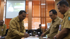 Pj Bupati Jombang Teguh Narutomo melakukan perjanjian kerja dengan seluruh perangkat pejabat di jajaran Pemkab Jombang agar mampu menunjukan hasil kerja yang terbaik di ruang Soera Adiningrat Pemkab Jombang, Senin 20 Januari 2024. Foto: jombangkab.go.id