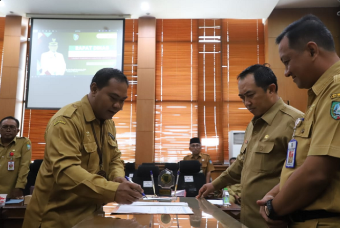 
					Pj Bupati Jombang Teguh Narutomo melakukan perjanjian kerja dengan seluruh perangkat pejabat di jajaran Pemkab Jombang agar mampu menunjukan hasil kerja yang terbaik di ruang Soera Adiningrat Pemkab Jombang, Senin 20 Januari 2024. Foto: jombangkab.go.id