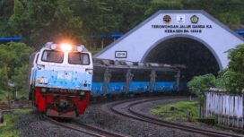 Salah satu kereta api melewati Terowongan Kebasen (Foto: PT KAI)