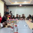 Suasana audiensi LSM FAAM dengan para pejabat Kejati Jatim, Senin (6/1/2025) (Foto: KREDONEWS.COM/ Istimewa)