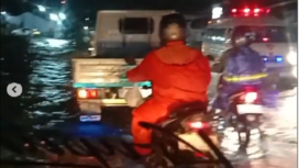 Wilayah Kraton Pasuruan banjir, sehingga tidak memungkinkan untuk dilalui kendaran. Halur Pantura ditutup, pengendara diminta lewat tol atau Rembang-Wonorejo Tangkap layar video instagram@ayopasuruan