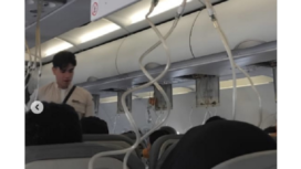 Dalam kondisi darurat, pilot menurunkan masker O2, saat pesawat Super Air Jet mendarat darurat di bandara Juanda, Senin 6 Januari 2025. instagram@beparanews