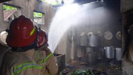 Terjadi kebakaran sebuah  warga  dusun, Ngembe RT.004 RW.007, desa  Ngumpul, kecamatan Jogoroto, kabupaten  Jombang. Petugas Damkar berhasil memadamkan api, sehingga tidak merembet lebih besar, Sabtu 18 Januari 2025. Foto: jombangkab.go.id
