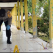 Petugas Polres Mojokerto tengah melakukan olah tempat kejadian perkara (TKP) di teras SDN Jatirowo 1, Dawarblandong, kabupaten Mojokerto. Dimana tiga korban menikmati minuman  beralkohor oplosan, pada hari Satu-Minggu, 25-26  Januari 2025. Foto: Viva.co.id