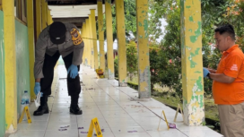 Petugas Polres Mojokerto tengah melakukan olah tempat kejadian perkara (TKP) di teras SDN Jatirowo 1, Dawarblandong, kabupaten Mojokerto. Dimana tiga korban menikmati minuman  beralkohor oplosan, pada hari Satu-Minggu, 25-26  Januari 2025. Foto: Viva.co.id