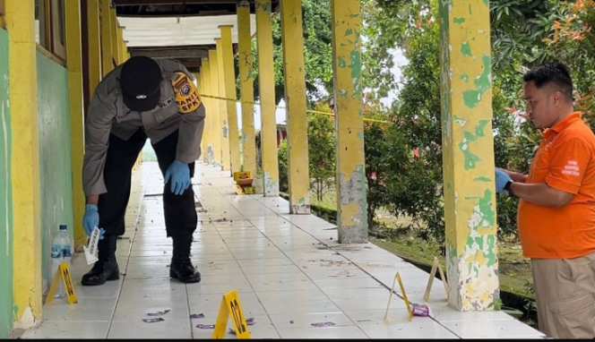 
					Petugas Polres Mojokerto tengah melakukan olah tempat kejadian perkara (TKP) di teras SDN Jatirowo 1, Dawarblandong, kabupaten Mojokerto. Dimana tiga korban menikmati minuman  beralkohor oplosan, pada hari Satu-Minggu, 25-26  Januari 2025. Foto: Viva.co.id
