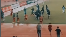 Skore penyeimbangan 1-1, saat Deltrs Sidoarjo bertanding melawan Persibo (Bojonegoro) imbang 1-1 dianggap kontroversi. Kericuhan terjadi, penonton turun lapangan, Sabtu 11 Januari 2025. Instagram@sidoarjo.id