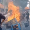 Massa mahasiswa dan PKL bakar rombong jualan di jalan saat aksi unjuk rasa, Jumat 31 Januari 2025, menuntut perbaikan kebijaksaan Pemkab Pamekasan dalam mengatur Food Colony. Tangkap layar video@karimatafm
