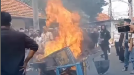 Massa mahasiswa dan PKL bakar rombong jualan di jalan saat aksi unjuk rasa, Jumat 31 Januari 2025, menuntut perbaikan kebijaksaan Pemkab Pamekasan dalam mengatur Food Colony. Tangkap layar video@karimatafm