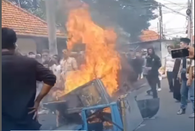 
					Massa mahasiswa dan PKL bakar rombong jualan di jalan saat aksi unjuk rasa, Jumat 31 Januari 2025, menuntut perbaikan kebijaksaan Pemkab Pamekasan dalam mengatur Food Colony. Tangkap layar video@karimatafm