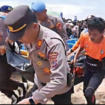 Petugas SAR dan aparat setempat telah berhasil menemukan jasad Rifki Yudha, 13, siswa SMN7 Mojokerto yang tenggelam bersama 13 temannya, saat outing class di pantai Drini, Gunungkidul Yogyakarta. Foto: freedompublic.com