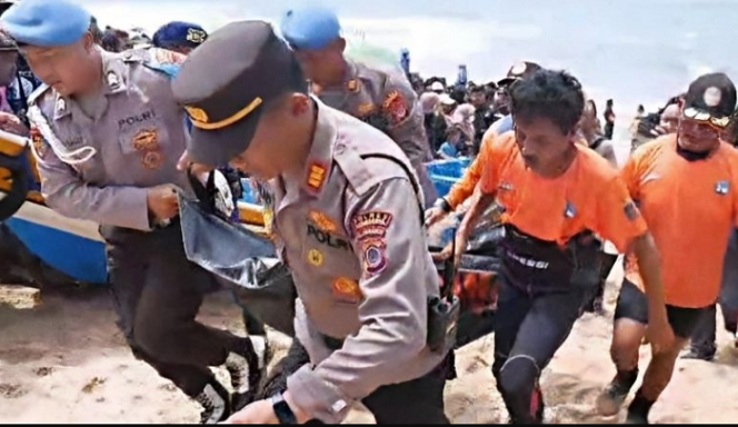 
					Petugas SAR dan aparat setempat telah berhasil menemukan jasad Rifki Yudha, 13, siswa SMN7 Mojokerto yang tenggelam bersama 13 temannya, saat outing class di pantai Drini, Gunungkidul Yogyakarta. Foto: freedompublic.com